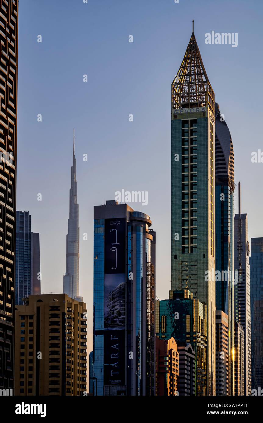 Burj Khalifa, Hôtel Gevora, gratte-ciel, Centre-ville, quartier financier, lumière du soir, heure dorée, Dubaï, Émirats arabes Unis, VAR Banque D'Images