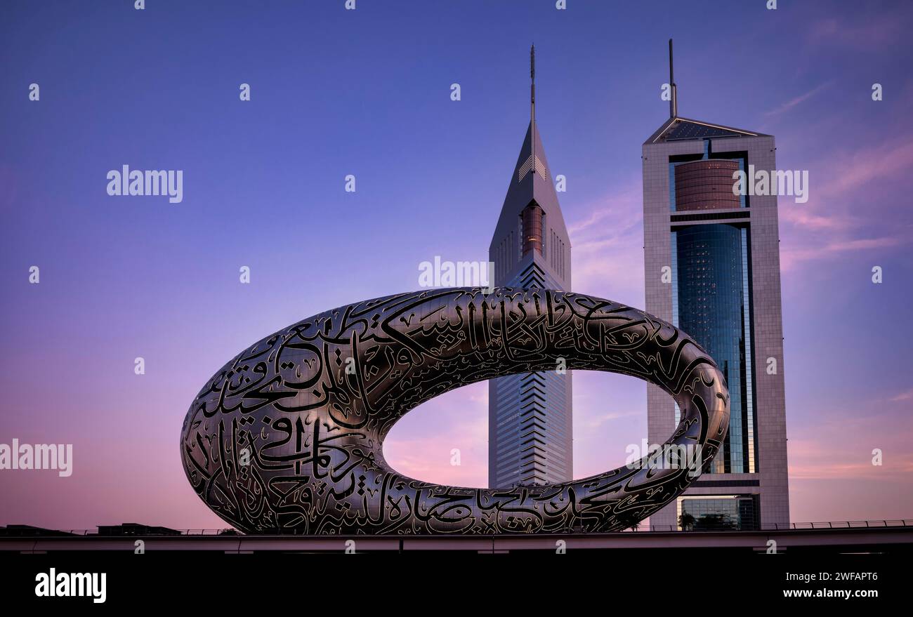 Musée du futur, derrière Jumeirah Emirates Towers, gratte-ciel, centre-ville, quartier financier, lumière du soir, heure bleue, Dubaï, arabe Uni Banque D'Images