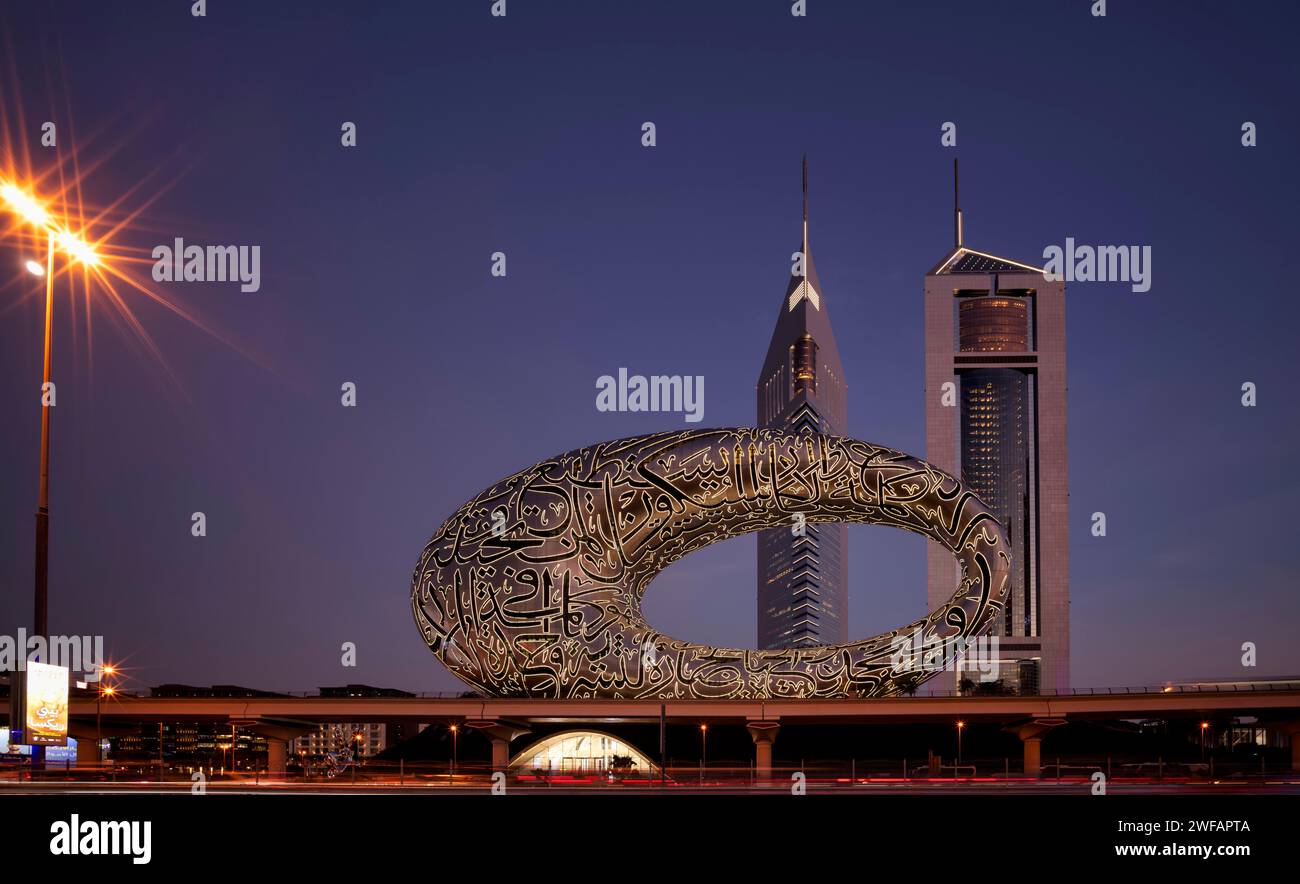 Prise de vue nocturne, entrée, Musée du futur, derrière Jumeirah Emirates Towers, gratte-ciel, gratte-ciel, centre-ville, quartier financier, exposition longue Banque D'Images