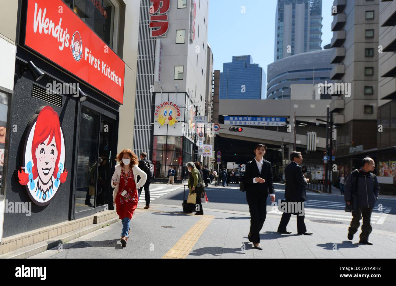 Marche dans le centre-ville de Kobe, Japon. Banque D'Images