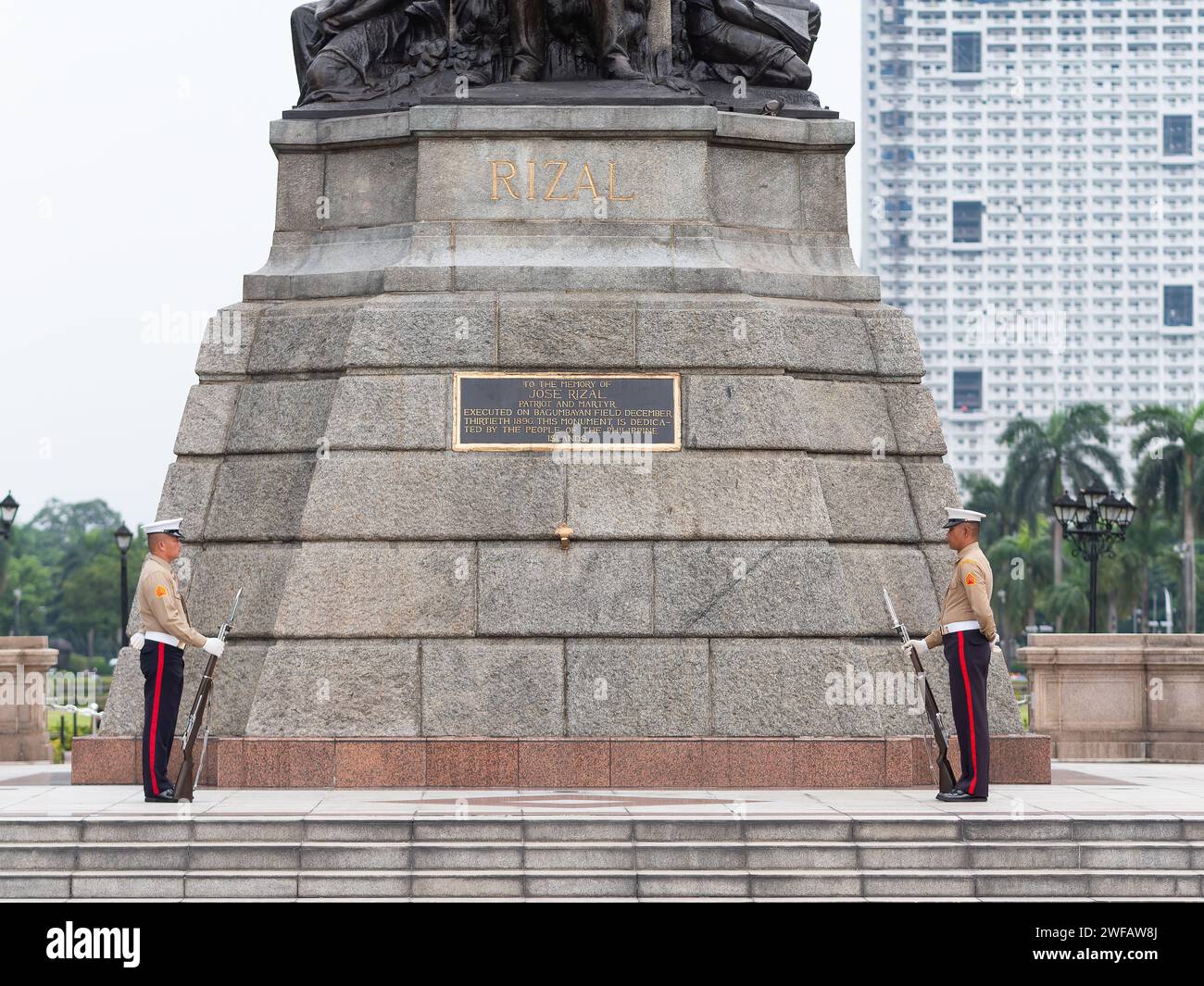Manille, Philippines - 8 août 2017 : deux soldats gardent le monument Jose Rizal au parc Rizal le long du boulevard Roxas à Manille, Philippines. Banque D'Images