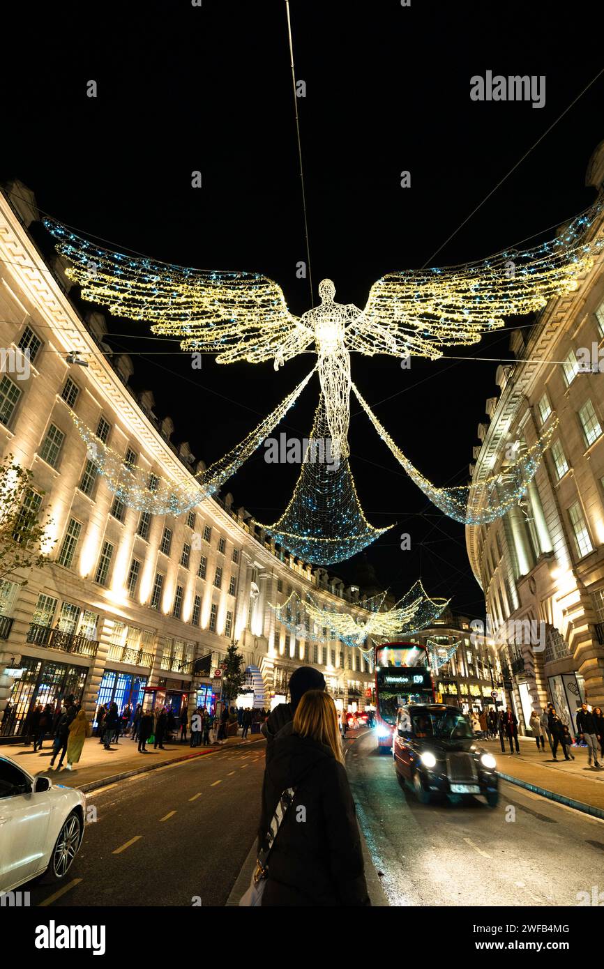 Londres, Angleterre, Royaume-Uni - lumières de vacances illuminées et décor sur Regents Street dans la ville pendant la saison de Noël Banque D'Images