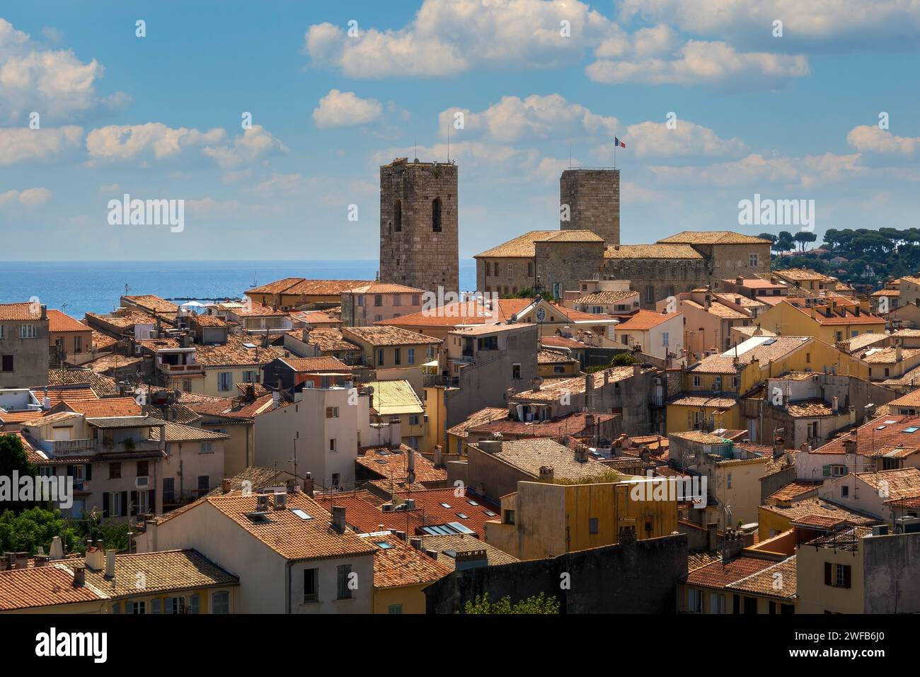 Vue aérienne sur les toits rouges, les vieilles maisons et les tours médiévales de la vieille ville d'Antibes, France. Banque D'Images
