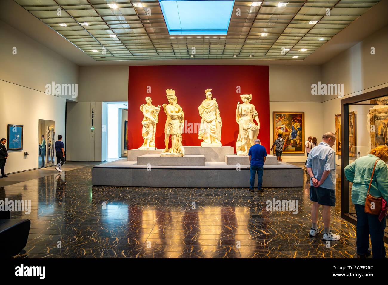 Abu Dhabi, Émirats arabes Unis - 6 décembre 2023 : intérieur du Louvre et visiteurs regardant les expositions, musée à Abu Dhabi, Émirats arabes Unis Banque D'Images