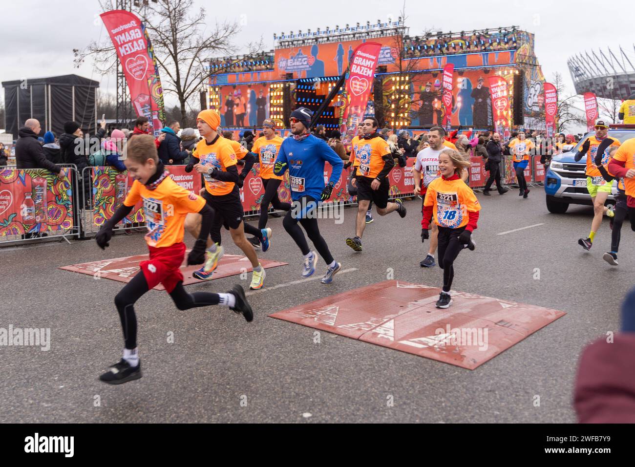 Sur la photo, nous voyons les participants de la course Count with Diabetes lors de la 32e finale de l'action caritative du Grand Orchestre de Noël Fondation caritative Wielka Orkiestra Swiatecznej pomocy - WOSP en polonais le 28 janvier 2024 à Varsovie, Pologne. Le Grand Orchestre de la charité de Noël est la plus grande organisation caritative privée polonaise, qui chaque année en janvier depuis 1992, collecte des fonds pour fournir une aide financière au système de santé publique polonais. Selon les premiers rapports en 2024, l'Orchestre a rassemblé au moins 175 millions de zloty ca. 43 millions de dollars américains. Pendant plus de 30 yes Banque D'Images