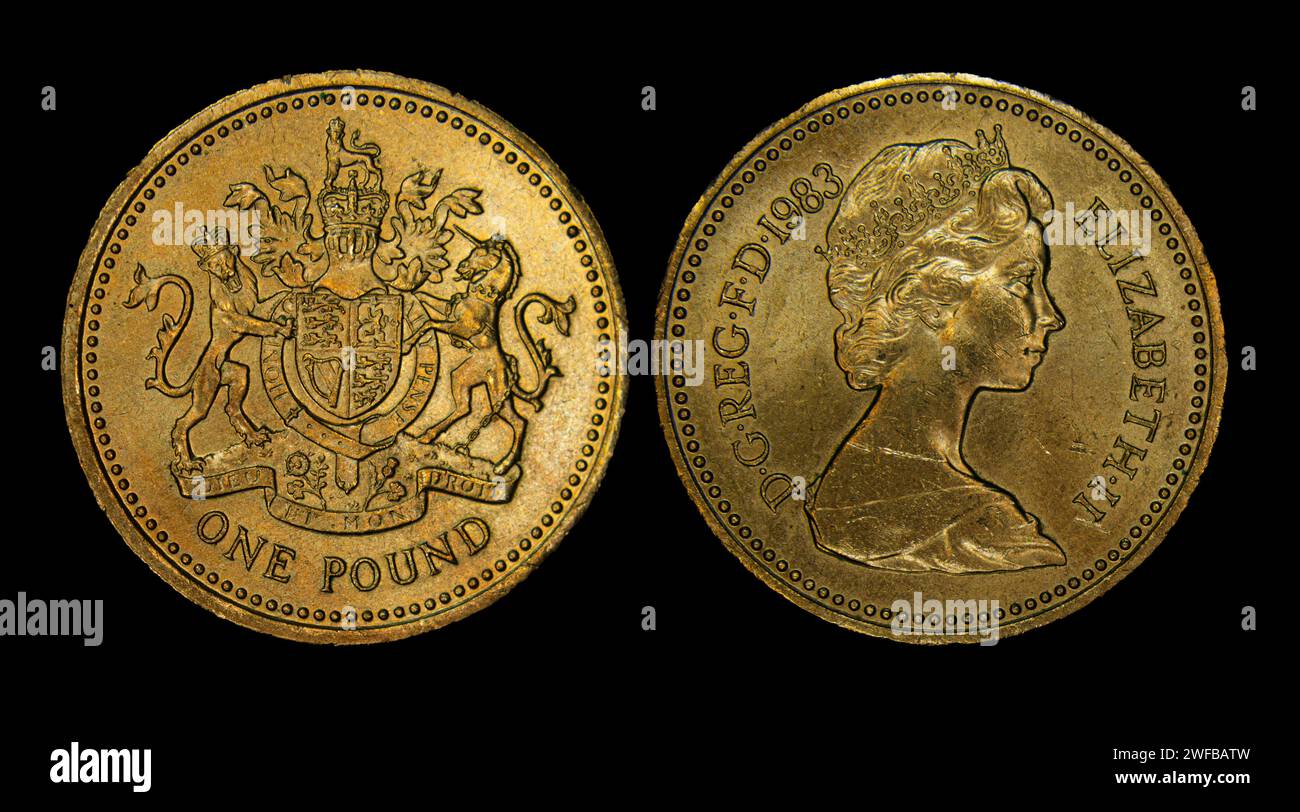 Gros plan de pièces d'une livre britanniques vintage de 1983 sur fond noir Banque D'Images