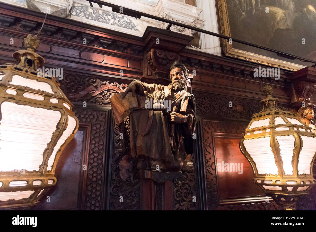 Statue en bois du Tintoret par Francesco Pianta dans la Sala Superiore dans Renaissance Scuola Grande di San Rocco (Grande École San Rocco fraternité) in Banque D'Images