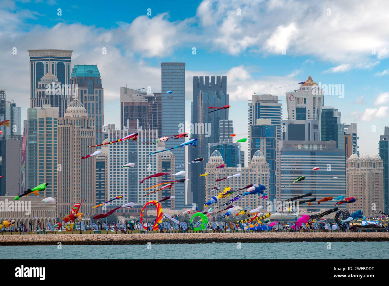 Doha, Qatar - 29 janvier 2024 : Festival du kite au port de Mina avec Doha Skyline Qatar Banque D'Images