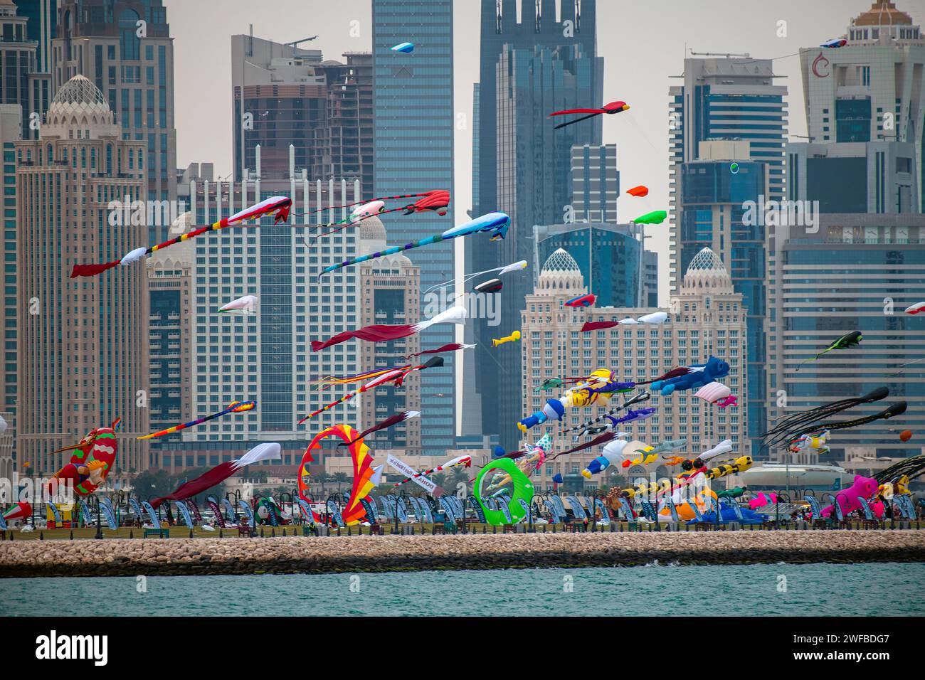 Doha, Qatar - 29 janvier 2024 : Festival du kite au port de Mina avec Doha Skyline Qatar Banque D'Images