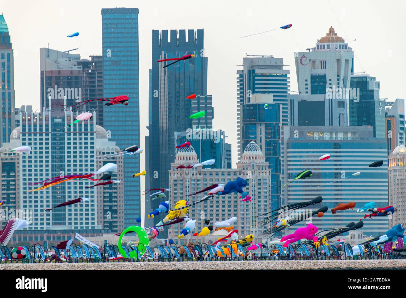 Doha, Qatar - 29 janvier 2024 : Festival du kite au port de Mina avec Doha Skyline Qatar Banque D'Images