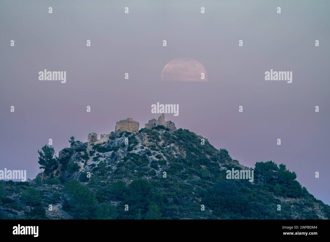 Un paysage de montagne clair de lune avec superbe toile de fond céleste. Banque D'Images Un paysage de montagne clair de lune avec superbe toile de fond céleste. Banque D'Images
