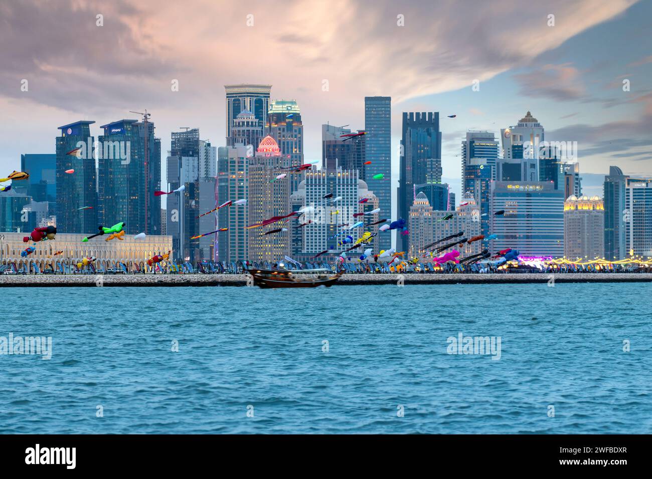 Doha, Qatar - 29 janvier 2024 : Festival du kite au port de Mina avec Doha Skyline Qatar Banque D'Images