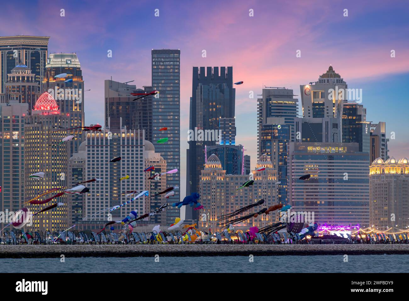 Doha, Qatar - 29 janvier 2024 : Festival du kite au port de Mina avec Doha Skyline Qatar Banque D'Images