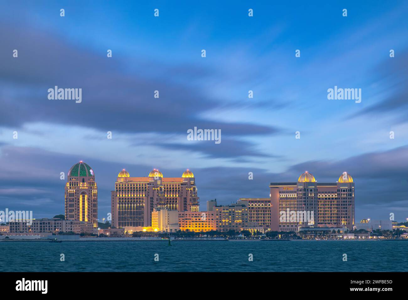 Doha, Qatar - 29 janvier 2024 : Al Gassar Resort Hotel et St. Regis Doha hôtel Banque D'Images