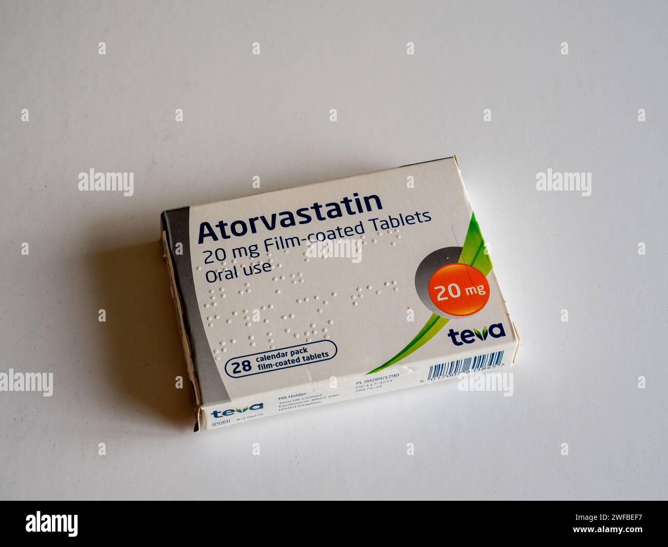 Photographie d'un paquet de comprimés d'atorvastatine - statines orales prescrites pour abaisser le cholestérol. Banque D'Images