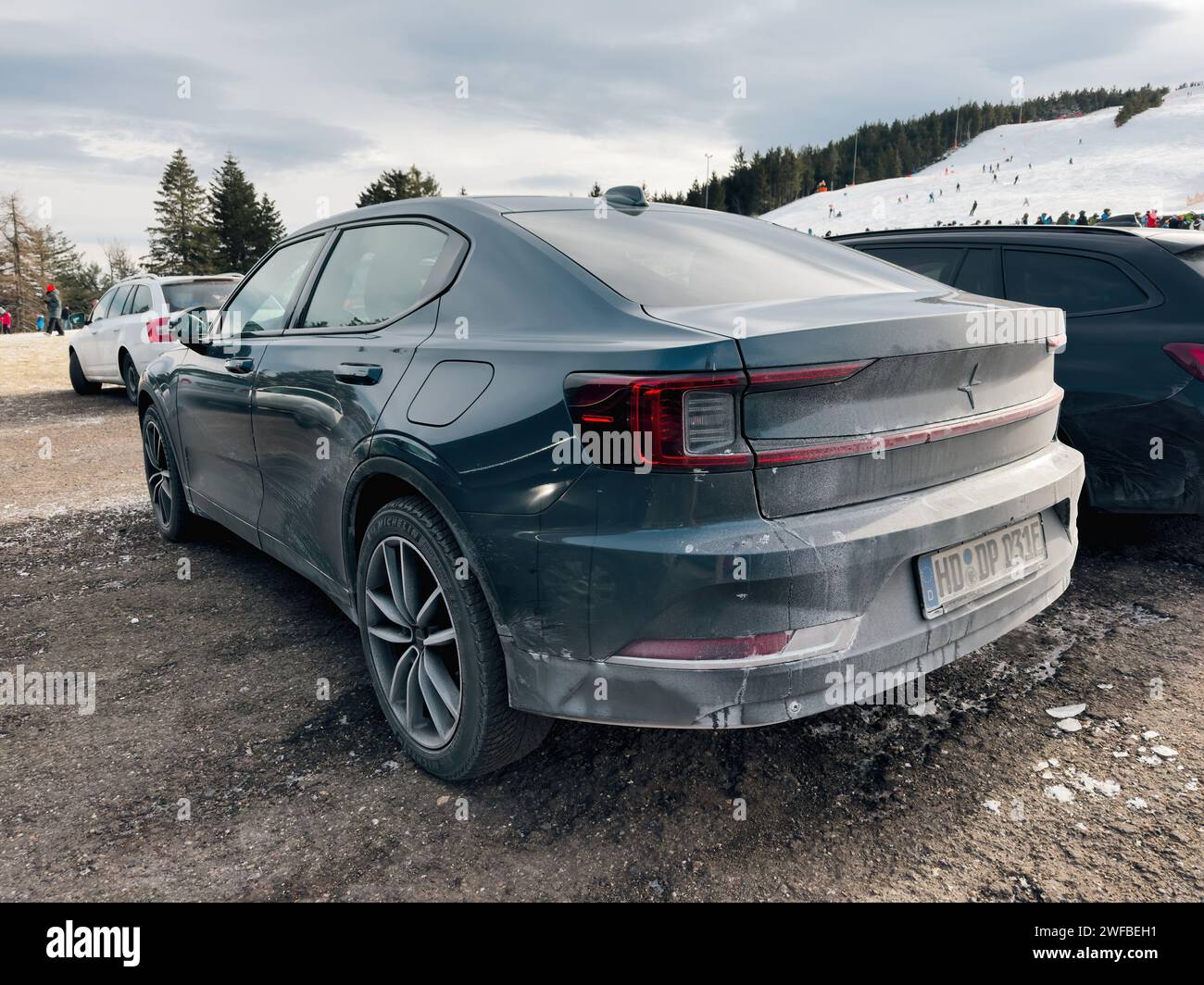 Allemagne - 21 janvier 2024 : une voiture électrique exclusive Polestar garée dans le grand parking de la station de ski de Seebach, avec une vaste pente en arrière-plan par une journée gelée d'hiver Banque D'Images