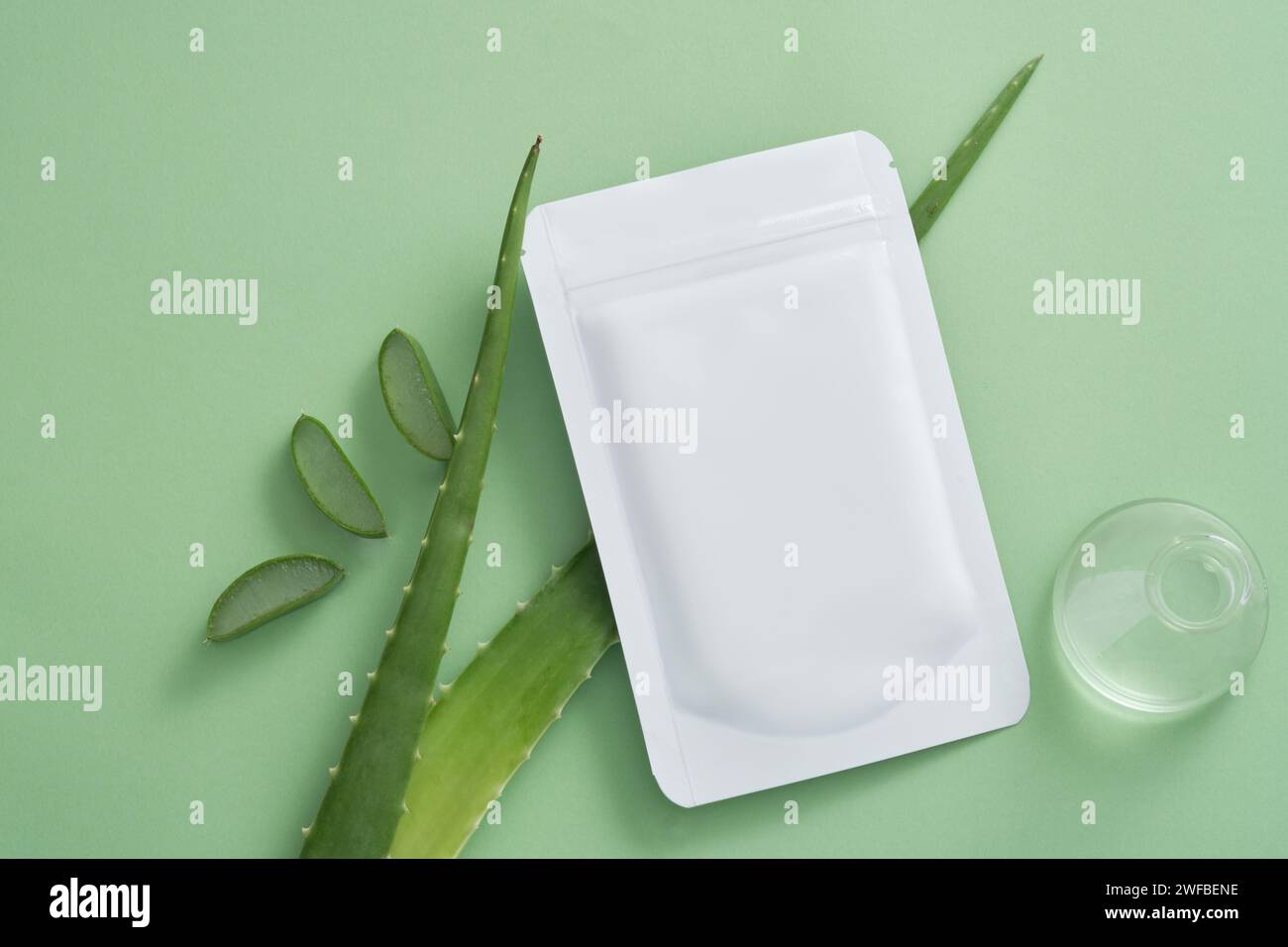 Un drap masque décoré de feuilles d'Aloe vera et d'un flacon erlenmeyer. Aloe vera (Aloe barbadensis miller) est une plante médicinale populaire avec antioxydant Banque D'Images