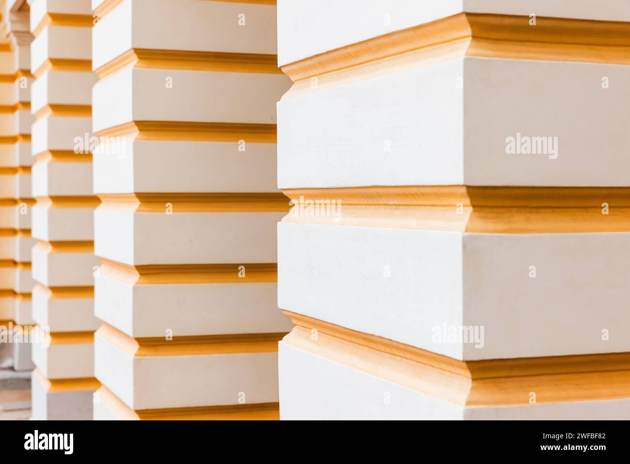 Détails architecturaux classiques abstraits, piliers blancs à rayures jaunes, vue en perspective Banque D'Images