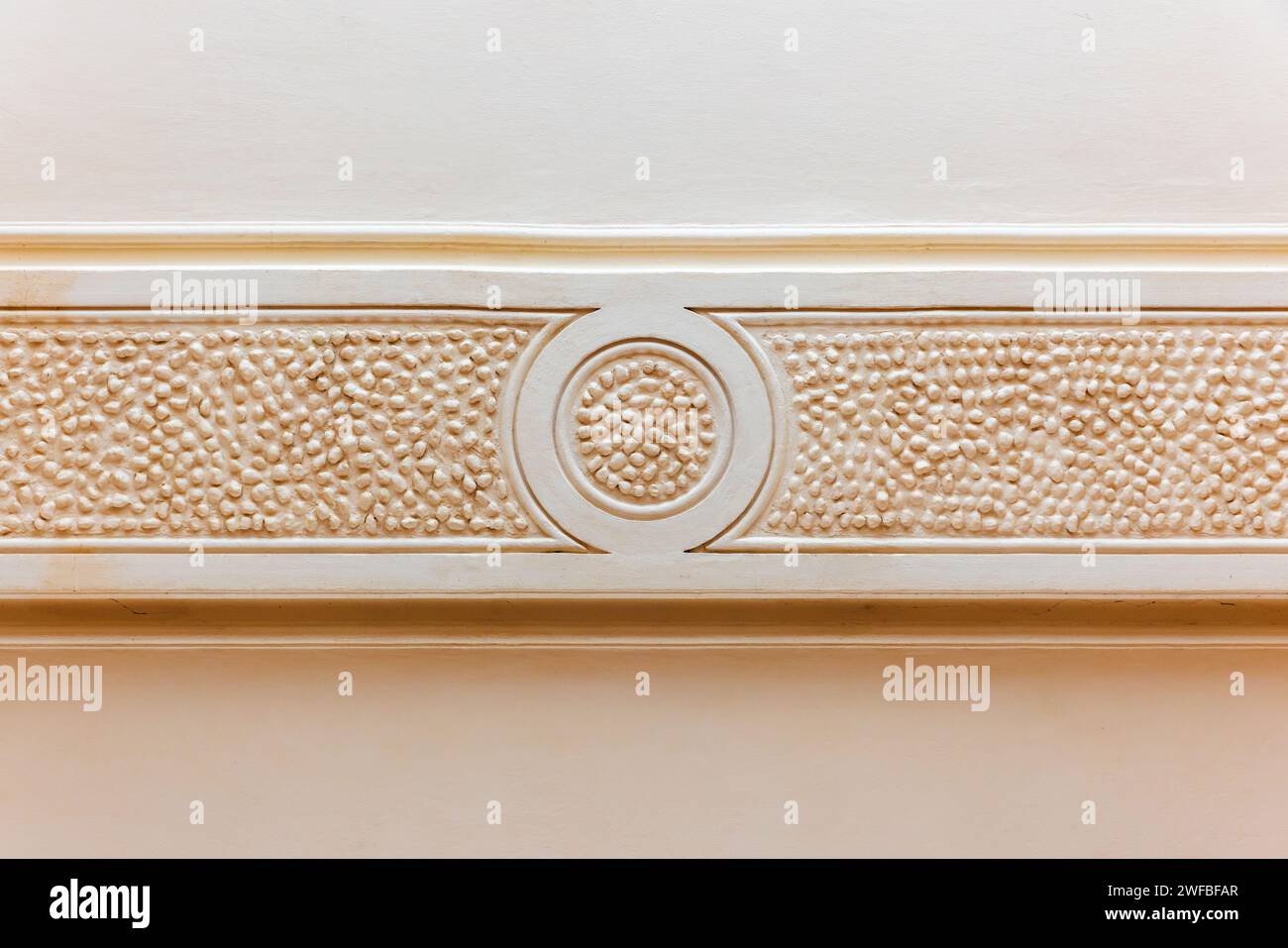 Détails architecturaux classiques, élément géométrique de décoration de plafond bas-relief Banque D'Images