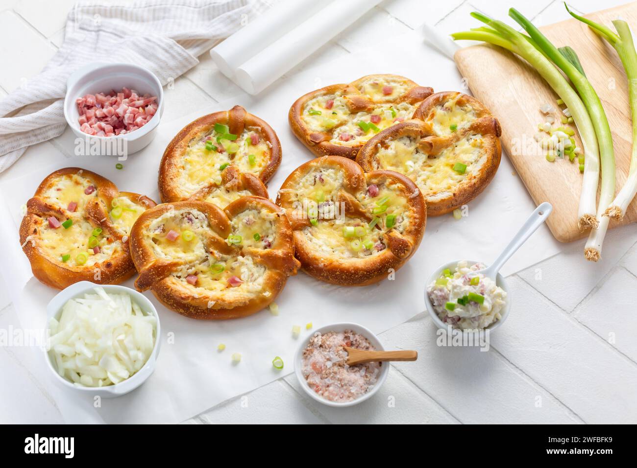 Délicieux Brezeln bavarois traditionnel maison ou bretzels cuits avec du fromage à la crème, du bacon et des oignons Banque D'Images