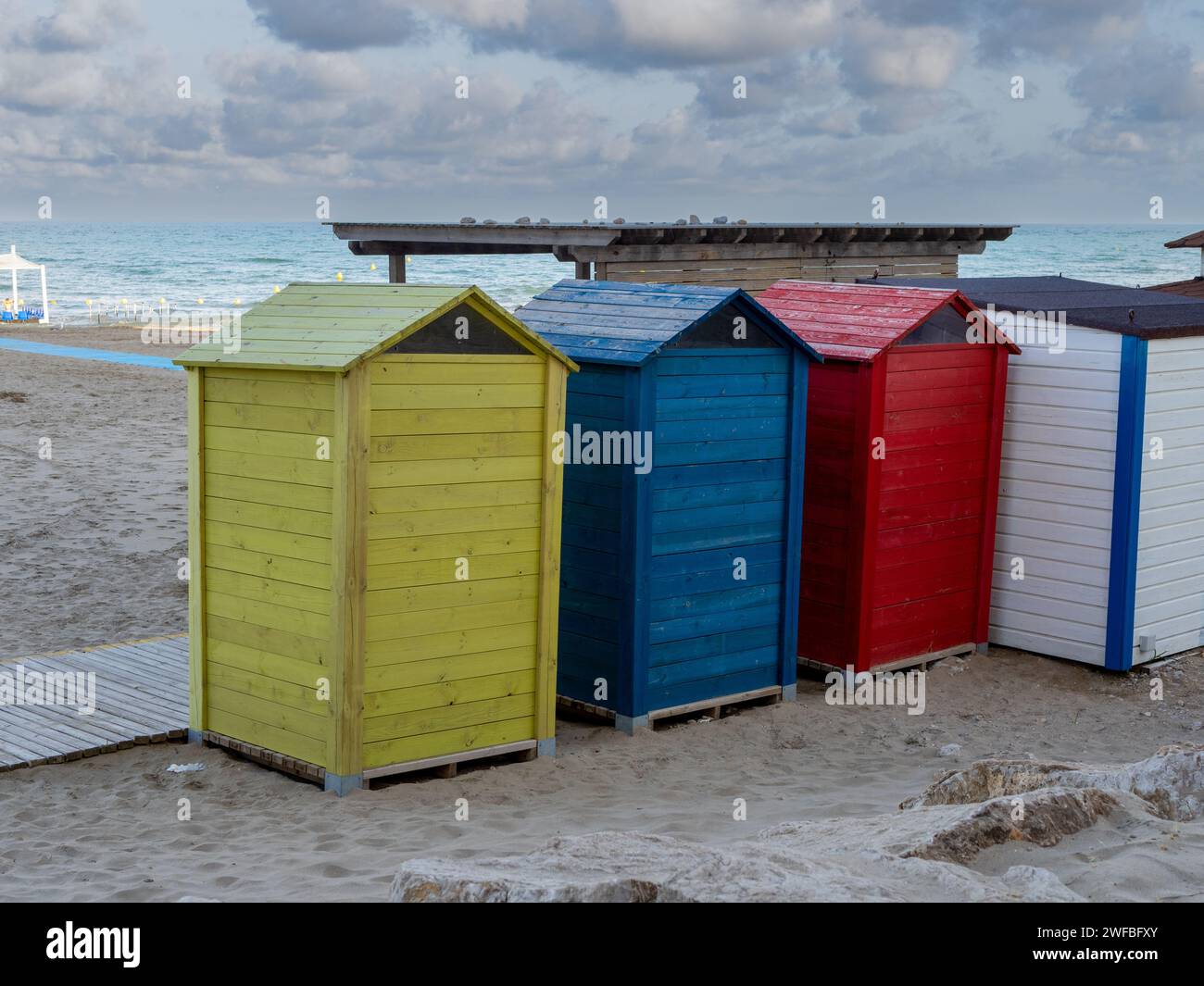 Vestiaires de plage aux couleurs vives. Maisons colorées sur la plage. Bains de plage colorés Banque D'Images
