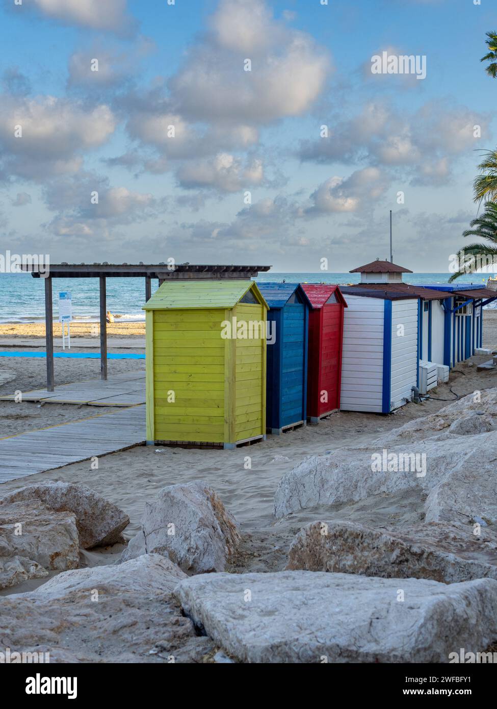 Vestiaires de plage aux couleurs vives. Maisons colorées sur la plage. Bains de plage colorés Banque D'Images