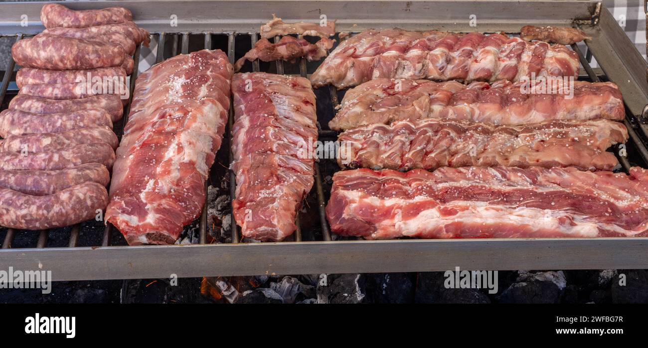 Saucisses grillées au marché de rue lors d'une foire médiévale en Espagne. Saucisses, pudding noir et saucisses épicées préparées à manger. Banque D'Images
