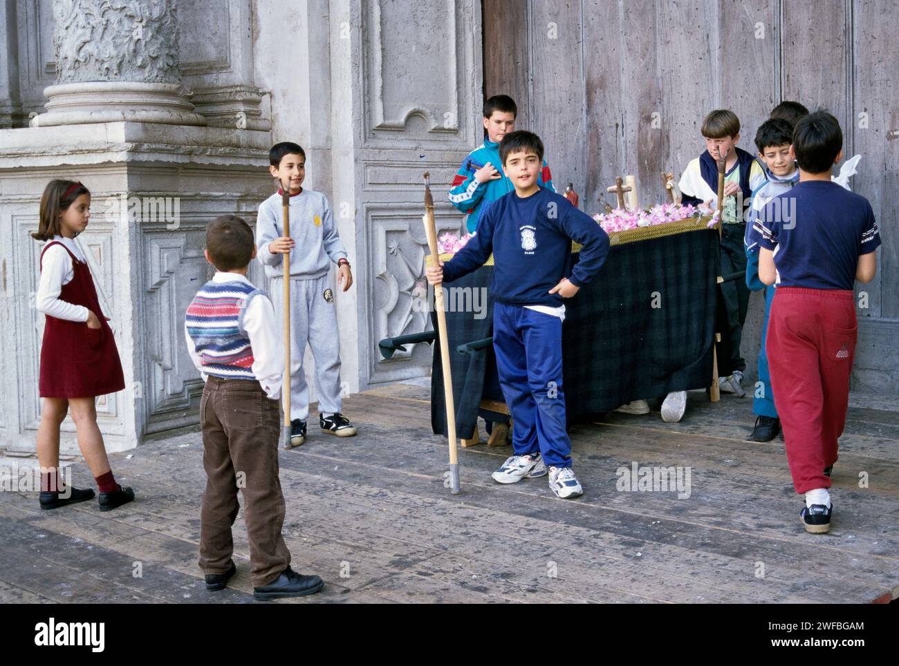 Garçons pratiquant le portage du flotteur avant Pâques Semana Santa, près de la Nouvelle cathédrale à Cadix, Andalousie, Espagne Banque D'Images