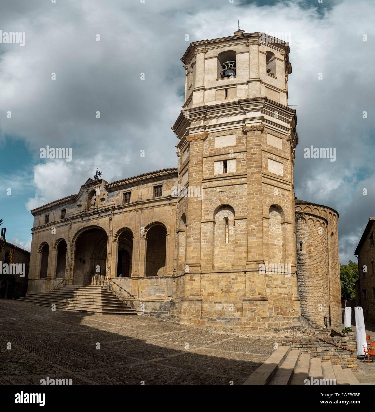 roda de isabena ville huesca espagne dans les Pyrénées Cathédrale de Saint Vincent, ciel bleu avec nuages à Roda de Isábena, Aragon, Espagne Banque D'Images