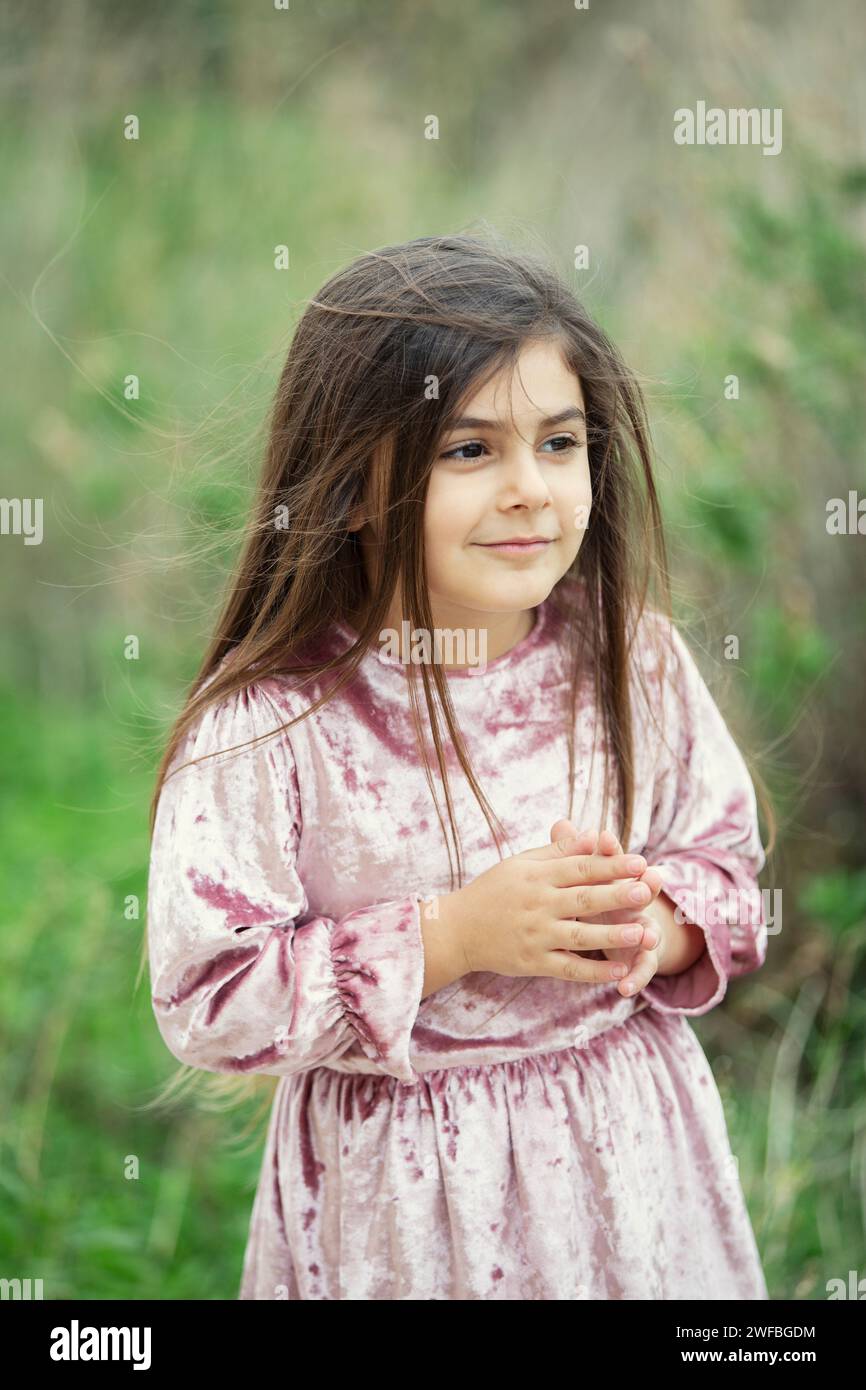 fille de 5 ans dehors Banque D'Images