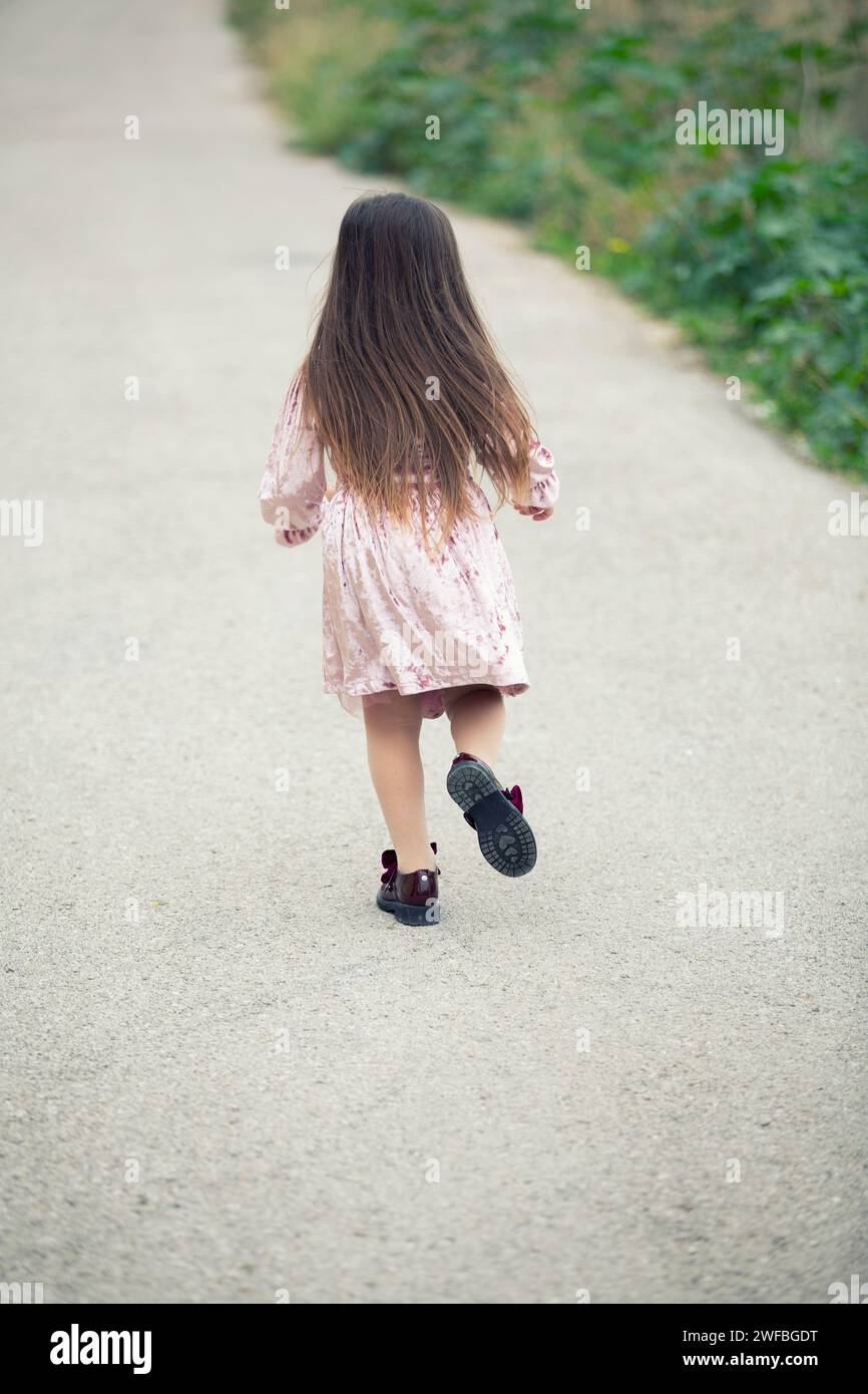 fille de 5 ans dehors Banque D'Images