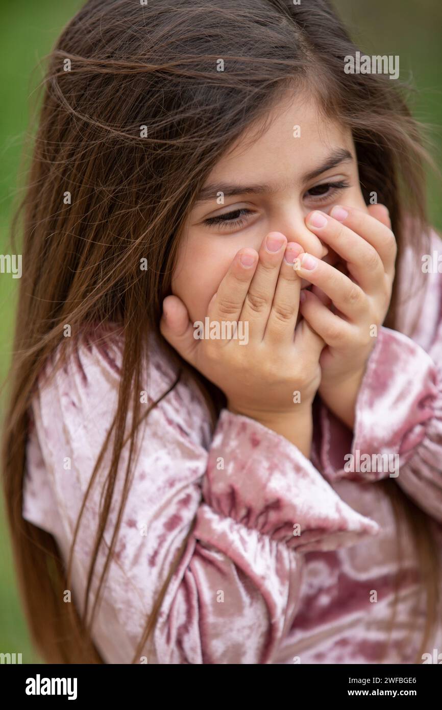fille de 5 ans dehors Banque D'Images
