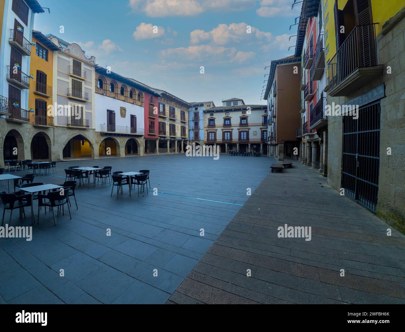 Plaza Mayor, place principale de Graus, Aragon, Espagne peintures murales de style néoclassique Square, Graus, Huesca Espagne Banque D'Images