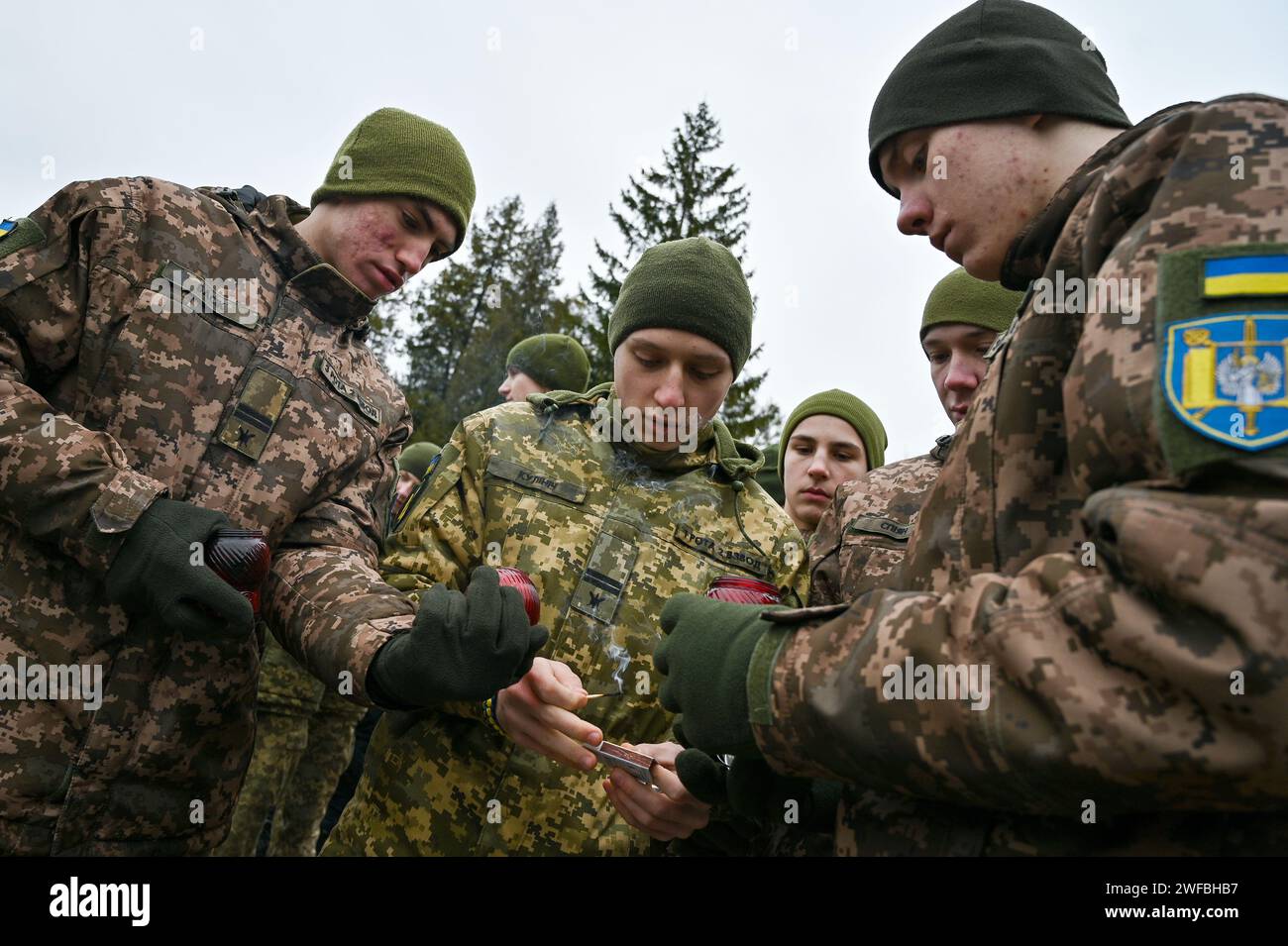 LVIV, UKRAINE - 29 JANVIER 2024 - des militaires allument des lanternes de veillée lors d'une cérémonie pour commémorer les héros de Kruty à l'occasion du 106e anniversaire de la bataille de Kruty qui a eu lieu près de la gare ferroviaire de Kruty à environ 130 kilomètres (81 mi) au nord-est de Kiev le 29 janvier 1918, au cimetière Lychakiv le jour du souvenir des héros Kruty, Lviv, ouest de l'Ukraine. Banque D'Images