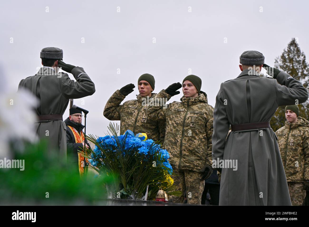 LVIV, UKRAINE - 29 JANVIER 2024 - des militaires saluent lors d'une cérémonie pour commémorer les héros Kruty à l'occasion du 106e anniversaire de la bataille de Kruty qui a eu lieu près de la gare ferroviaire de Kruty à environ 130 kilomètres (81 miles) au nord-est de Kiev le 29 janvier 1918, au cimetière Lychakiv le jour du souvenir des héros Kruty, Lviv, ouest de l'Ukraine. Banque D'Images