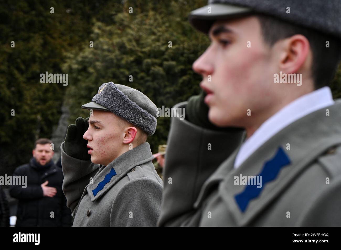 LVIV, UKRAINE - 29 JANVIER 2024 - les militaires de la Garde nationale saluent lors d'une cérémonie commémorant les héros Kruty à l'occasion du 106e anniversaire de la bataille de Kruty qui a eu lieu près de la gare ferroviaire de Kruty à environ 130 kilomètres (81 mi) au nord-est de Kiev le 29 janvier 1918, au cimetière Lychakiv le jour du souvenir des héros Kruty, Lviv, ouest de l'Ukraine. Banque D'Images