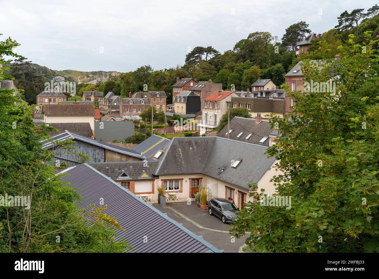 Vue de la ville d'Etretat, commune du département de Seine-Maritime dans la région Normandie du Nord-Ouest de la France Banque D'Images