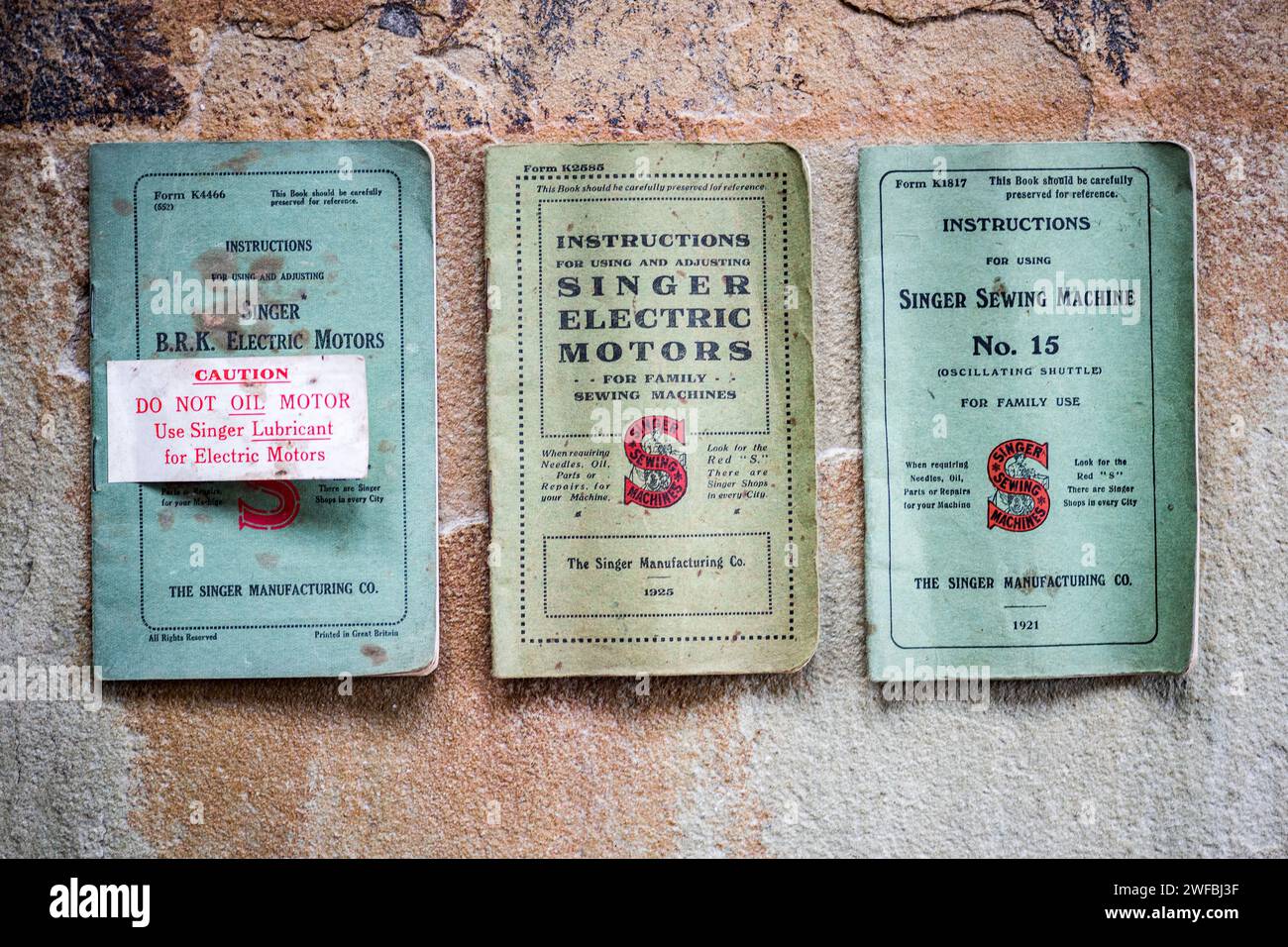 Livrets d'instructions vintage pour moteurs électriques Singer, machines à coudre familiales, ère 1921/1925 avec logo Singer rouge S. Banque D'Images