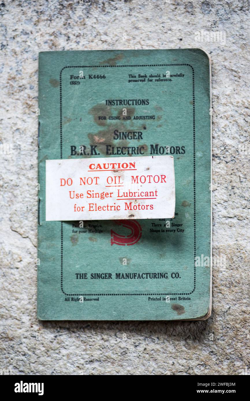Livrets d'instructions vintage pour moteurs électriques Singer, machines à coudre familiales, ère 1921/1925 avec logo Singer rouge S. Banque D'Images