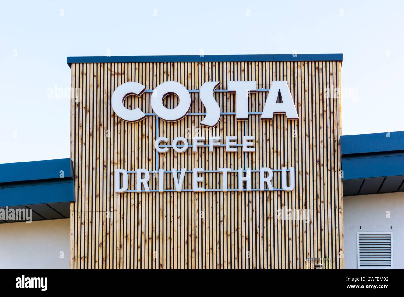Signez un café Costa au drive-in à King's Lynn, Norfolk. Banque D'Images
