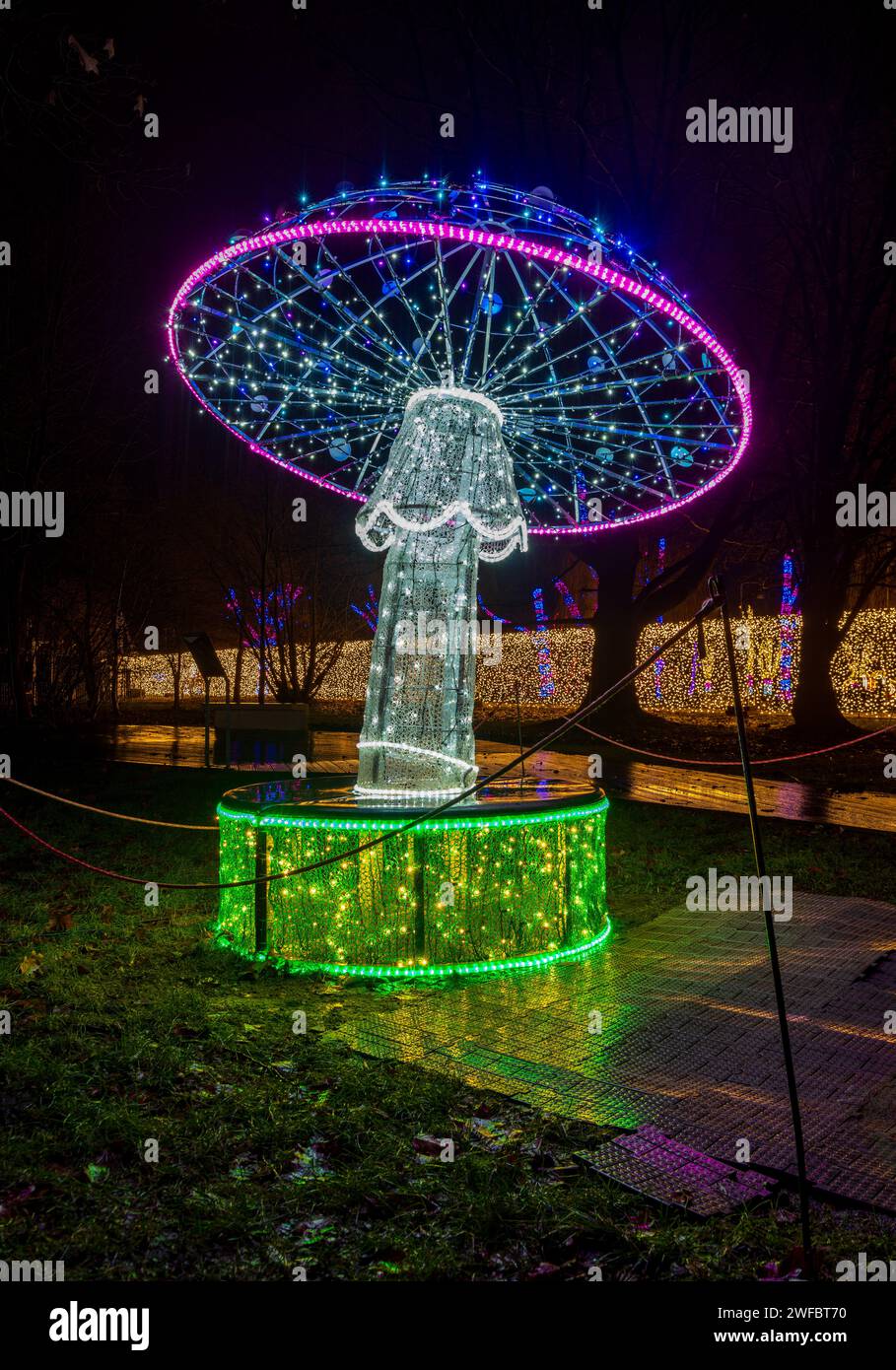 CRACOVIE, POLOGNE - 25 DÉCEMBRE 2023 : exposition Schtroumpfs dans le jardin de la lumière pendant la période de Noël Banque D'Images