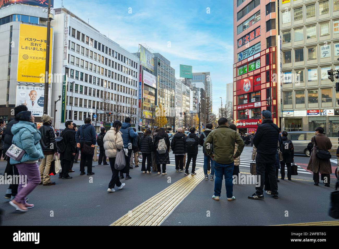 Tokyo, Japon. 9 janvier 2024. foule de personnes sur un trottoir attendant de traverser la rue dans le centre-ville Banque D'Images