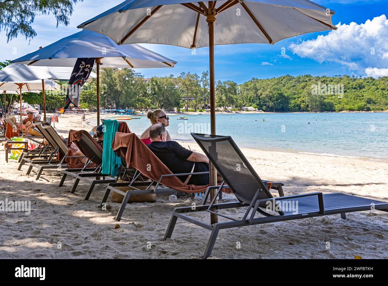 Touriste sur transat, plage de Choeng mon, Bo Phut, Ko Samui, Thaïlande Banque D'Images