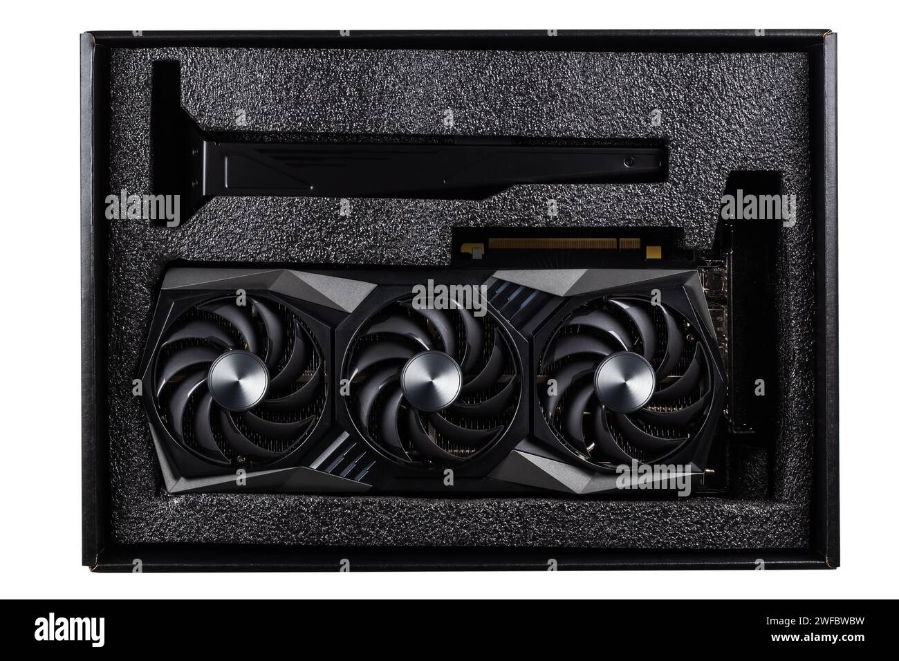 Carte vidéo dans la boîte pour les jeux vidéo modernes et le minage de crypto-monnaie. La nouvelle carte vidéo avec trois refroidisseurs est ouverte dans une boîte en carton Banque D'Images