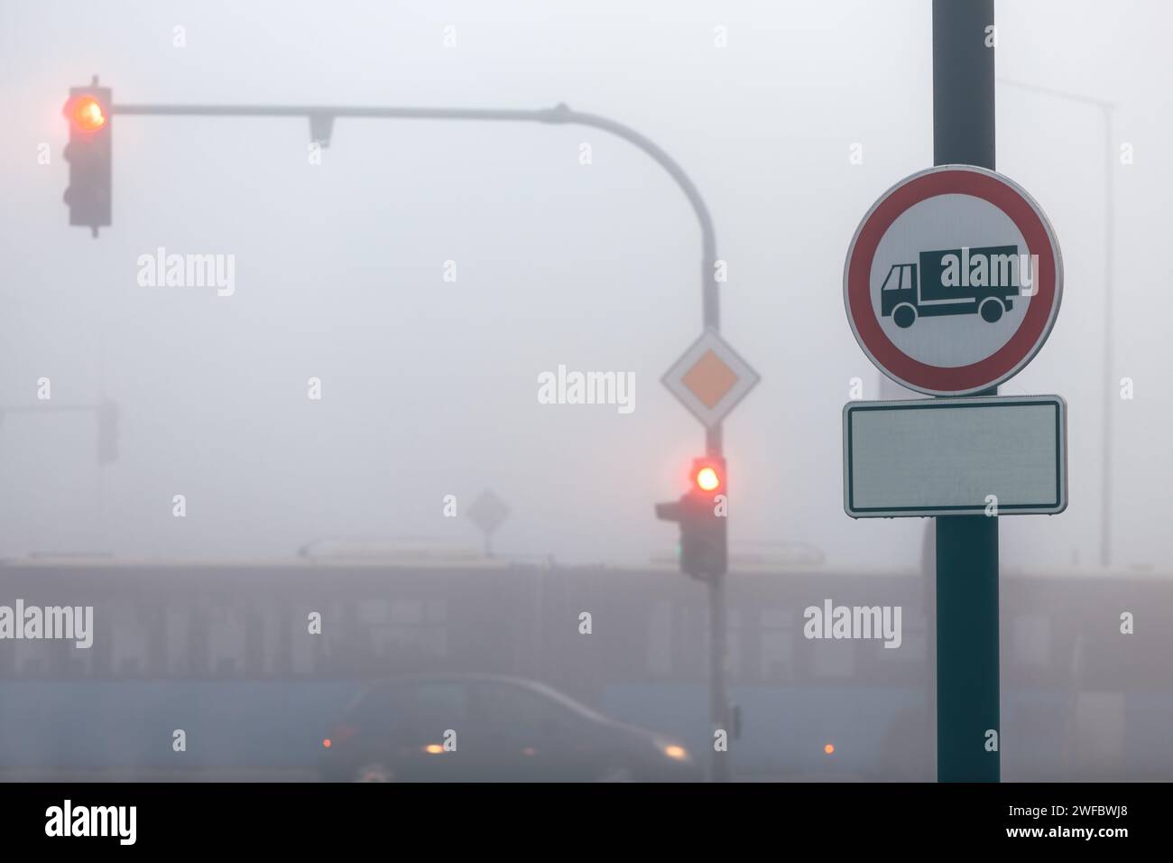 Panneaux de signalisation et route dans le smog, focalisation sélective Banque D'Images