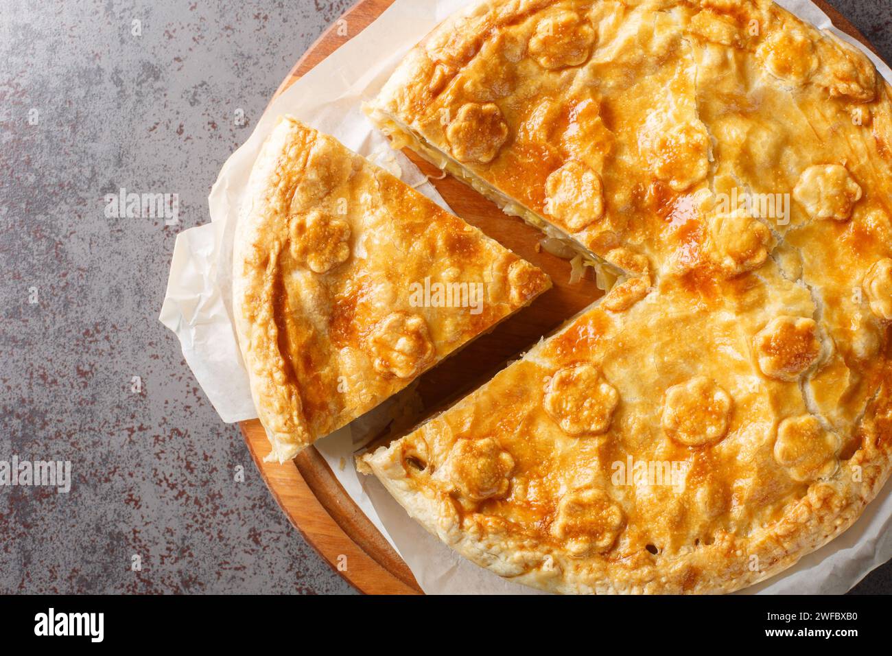 Suisse nourriture Walliser gâteau choléra avec pomme de terre, poireau, pomme, fromage gros plan sur la planche de bois sur la table. Vue de dessus horizontale Banque D'Images