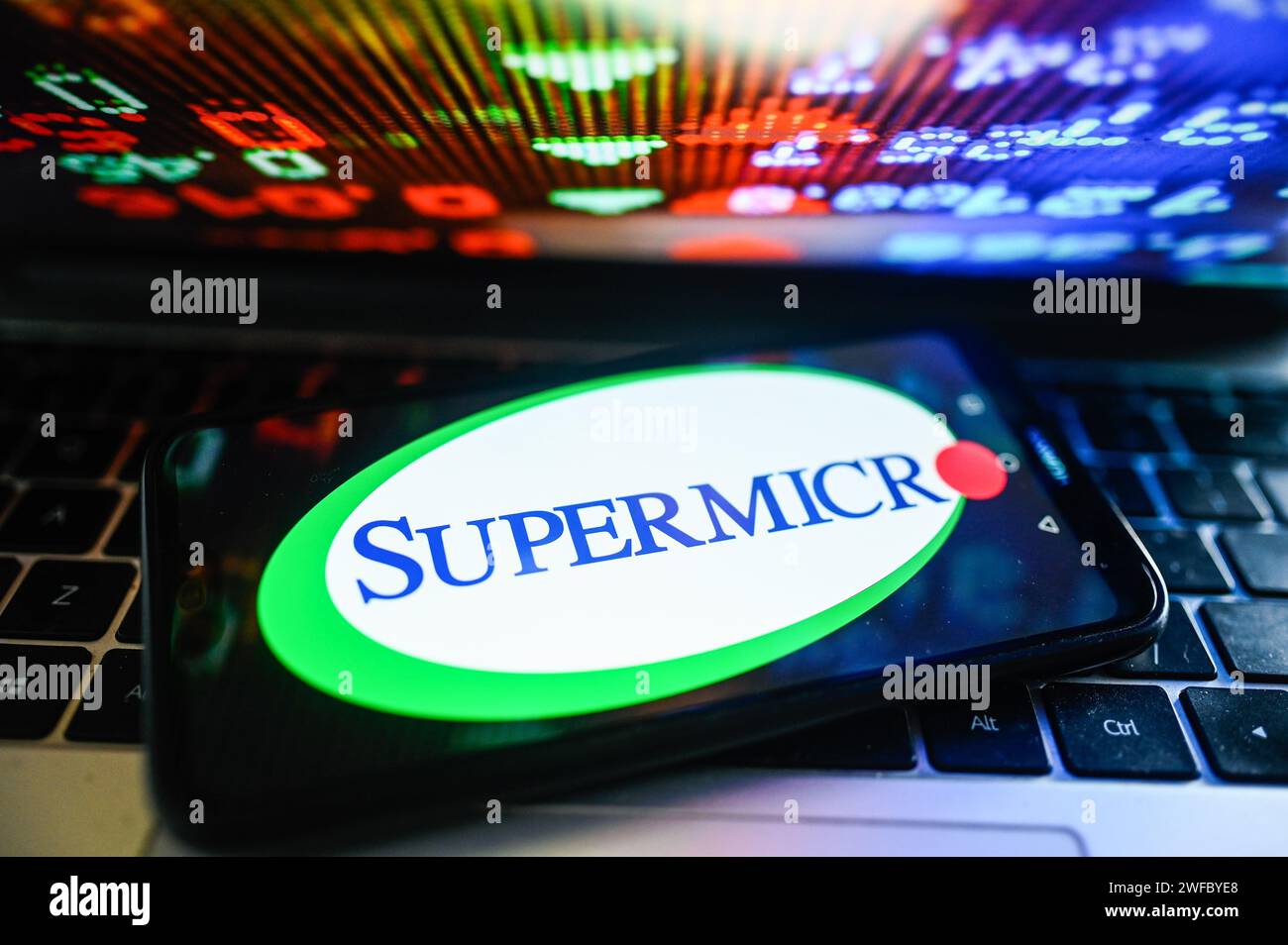 Pologne. 30 janvier 2024. Dans cette illustration photo, un logo Supermicro est affiché sur un smartphone avec des pourcentages boursiers sur le fond. Crédit : SOPA Images Limited/Alamy Live News Banque D'Images