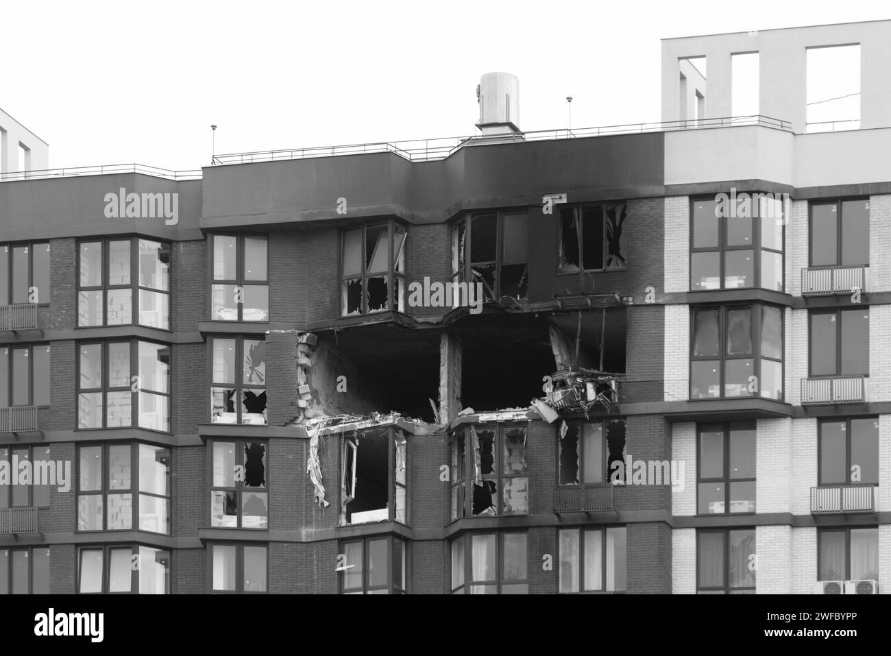 Un bâtiment détruit à la suite de l'arrivée de missile, missile de croisière. Guerre entre l'Ukraine et la Russie. L'endroit où le drone arrive au résidentiel Banque D'Images