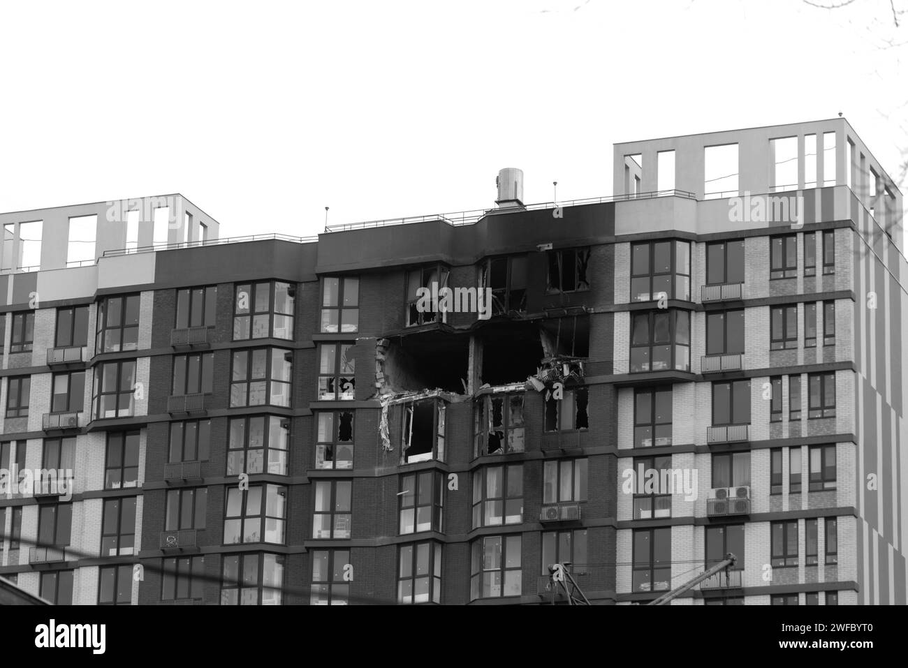Un bâtiment détruit à la suite de l'arrivée de missile, missile de croisière. Guerre entre l'Ukraine et la Russie. L'endroit où le drone arrive au résidentiel Banque D'Images