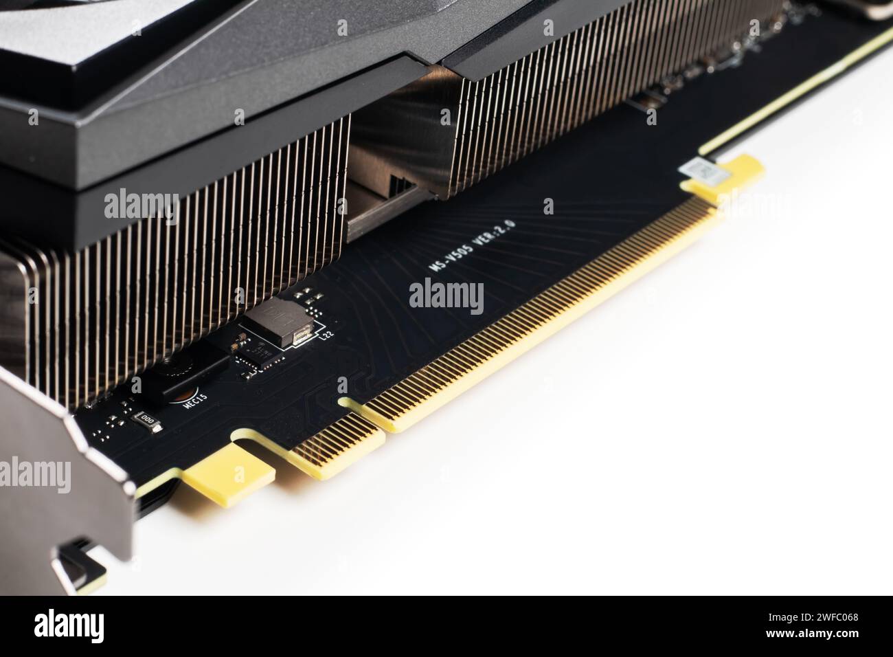 Gros plan du logement d'extension PCI Express mâle. Macro plan d'un port de carte graphique moderne. Banque D'Images
